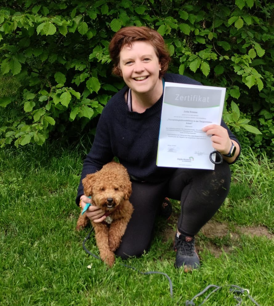 Jutta Kresse mit Therapiebegleithund Maxi